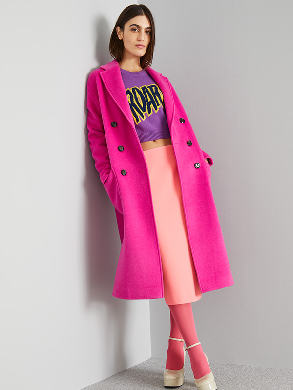 Modella indossa cappotto fucsia e maglia stampata