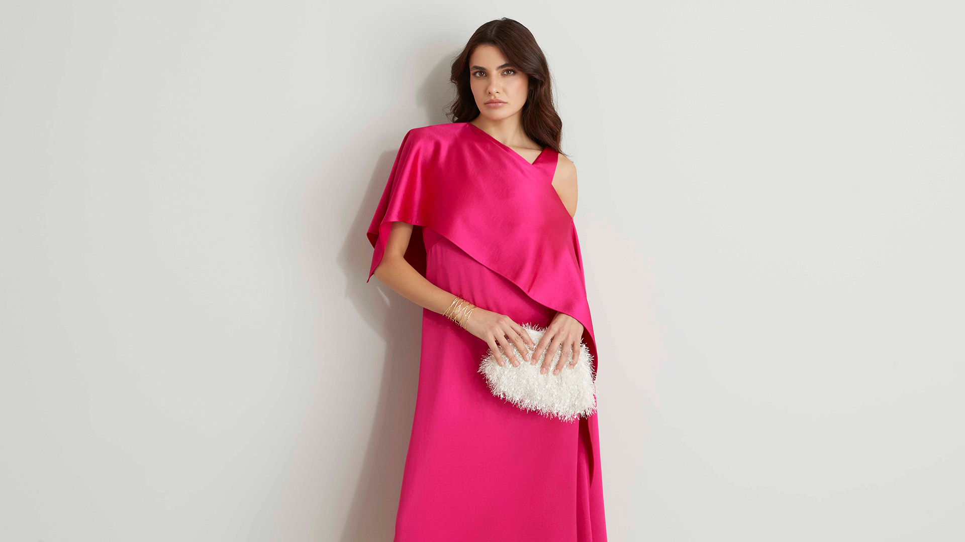 Modella indossa abito di colore fucsia