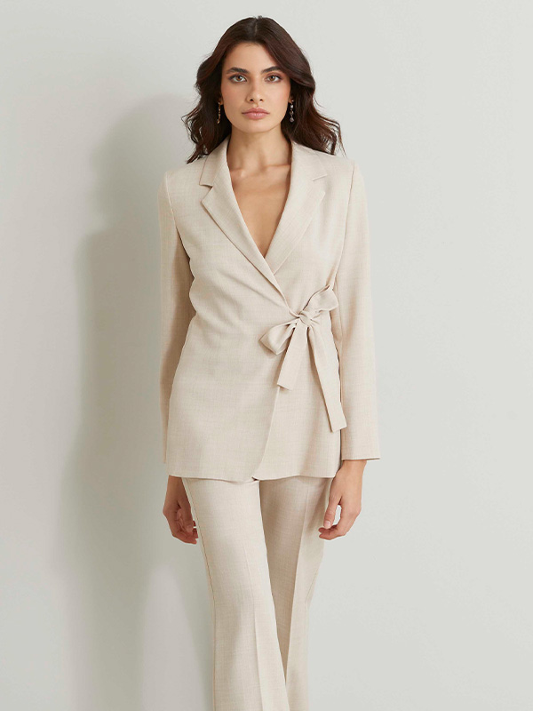Modella indossa tailleur di colore panna