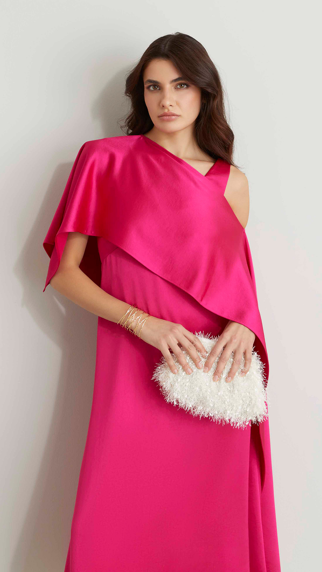 Modella indossa abito di colore fucsia